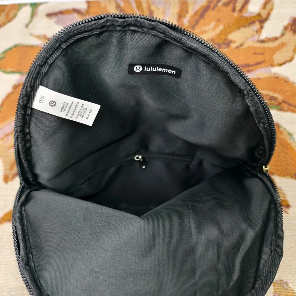 lululemon athletica Festival Bag 5L • Black/Gold • New - Picture 6 of 7